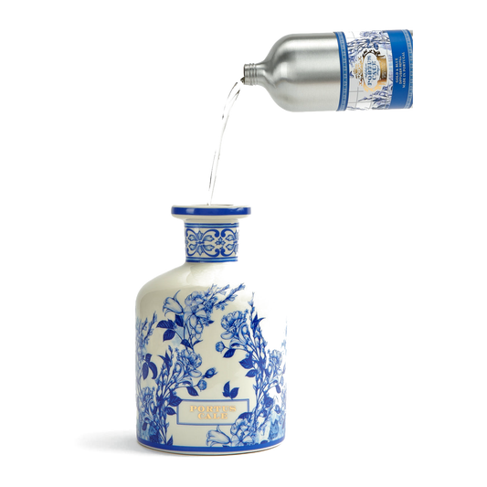 Portus Cale Gold & Blue Diffuser Refill 900ml – pouring view